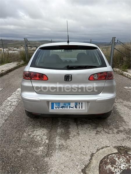 Usado Seat Ibiza Reference 100 CV (73 kW) 2004 Gris / plata Berlina