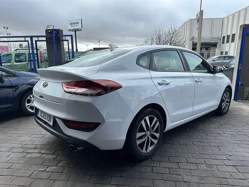 Usado Hyundai i30 120 CV (88 kW) 2018 Blanco Berlina