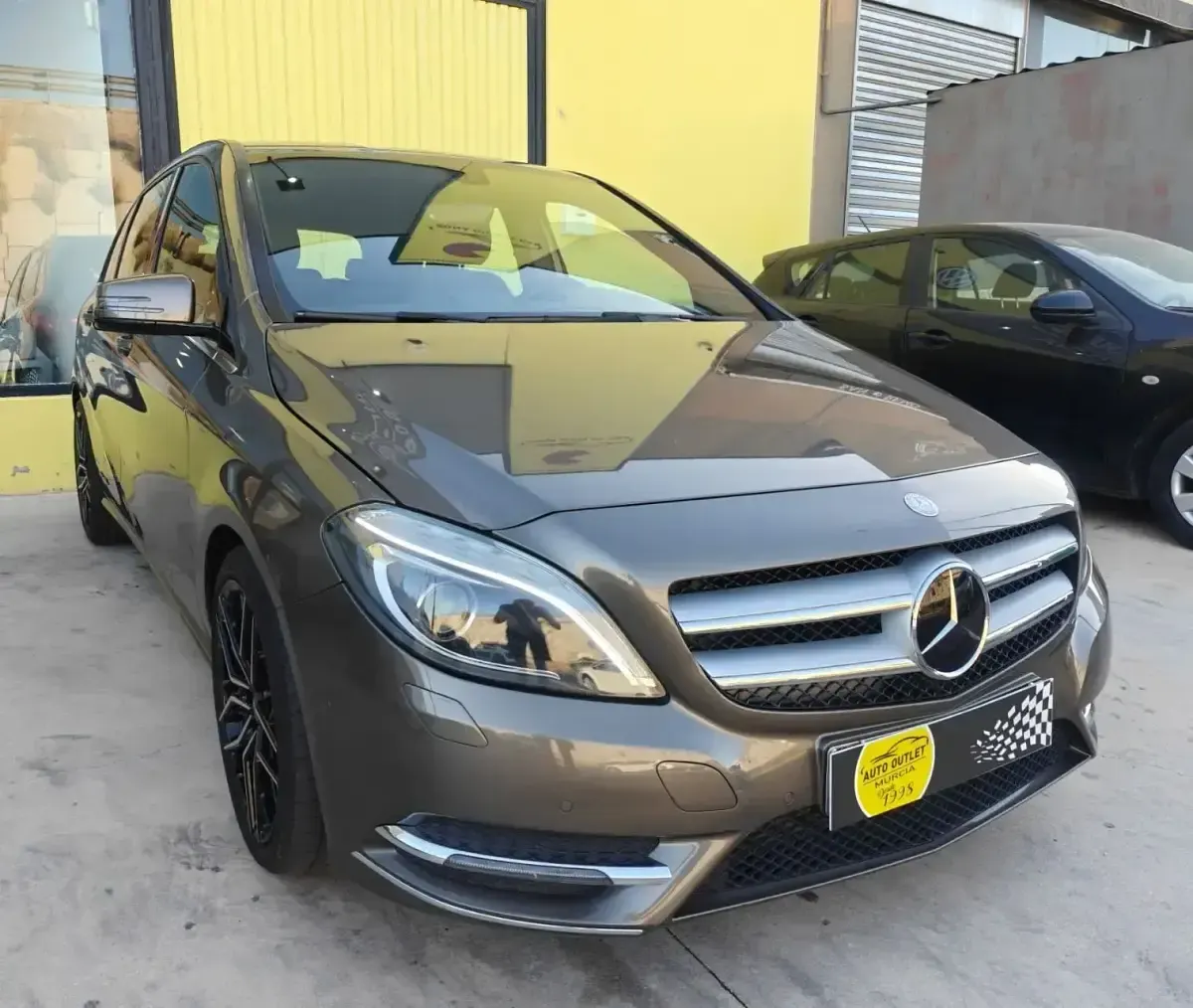 Usado Mercedes B180 AMG line 109 CV (80 kW) 2015 Marrón Utilitario