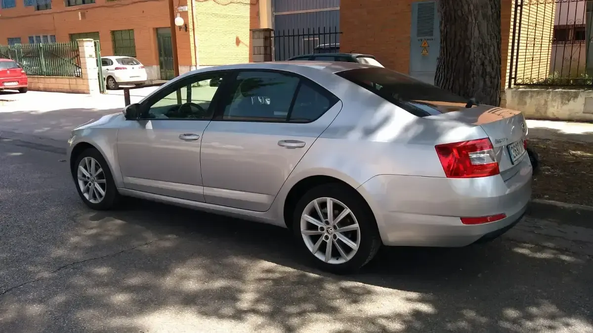 Usado Skoda Octavia Active 105 CV (77 kW) 2014 Gris Utilitario