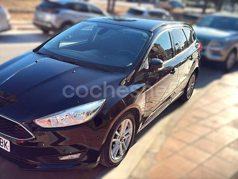 Usado Ford Focus Trend 125 CV (91 kW) 2017 Negro Familiar