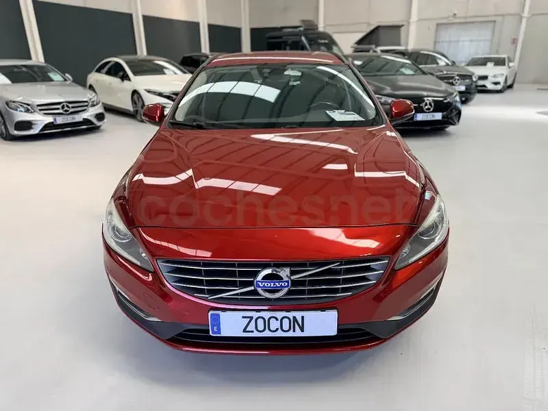 Usado Volvo V60 Momentum 115 CV (84 kW) 2015 Granate Familiar