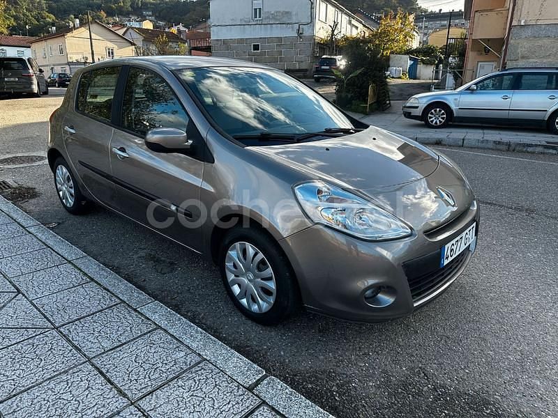 Usado Renault Clio II 90 CV (66 kW) 2010 Beige Berlina