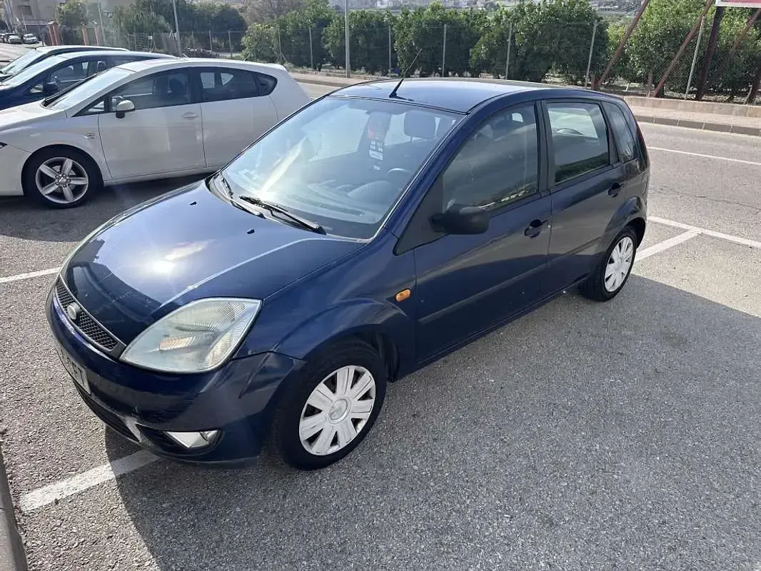 Usado Ford Fiesta Trend 80 CV (58 kW) 2003 Azul Utilitario