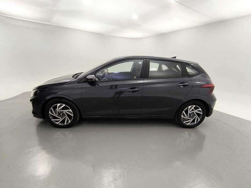 Usado Hyundai i20 100 CV (73 kW) 2024 Gris / plata Berlina