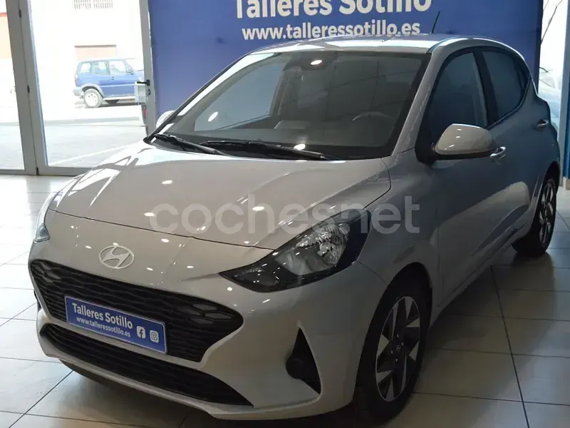 Nuevo Hyundai i10 67 CV (49 kW) 2025 Gris / plata Utilitario
