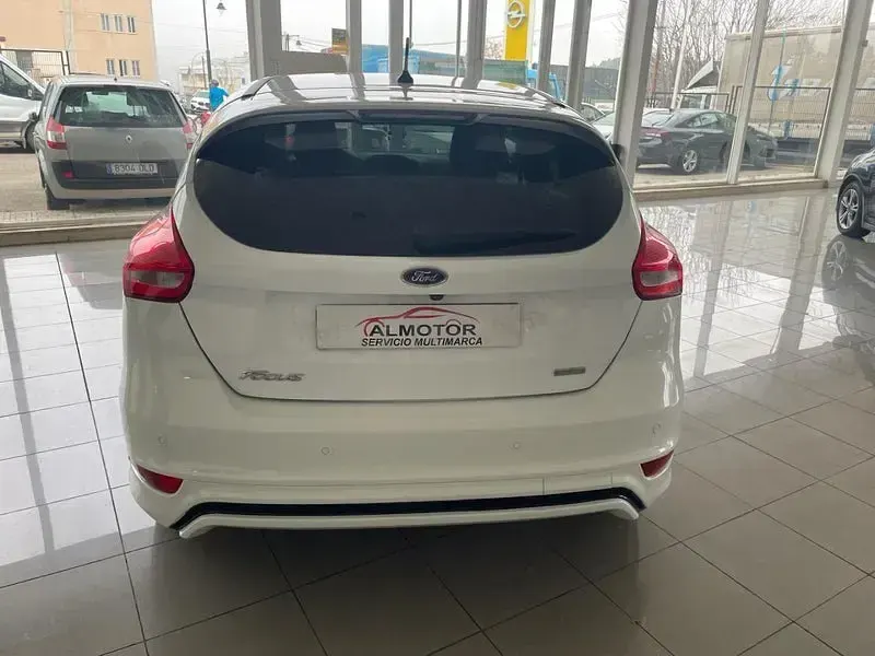 Usado Ford Focus ST-Line 125 CV (91 kW) 2018 Blanco Berlina