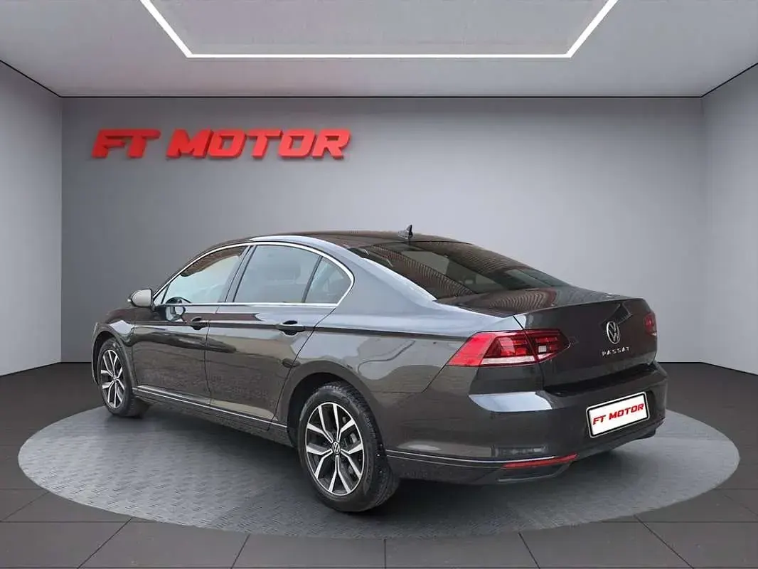 Usado VW Passat Executive 150 CV (110 kW) 2022 Gris Berlina