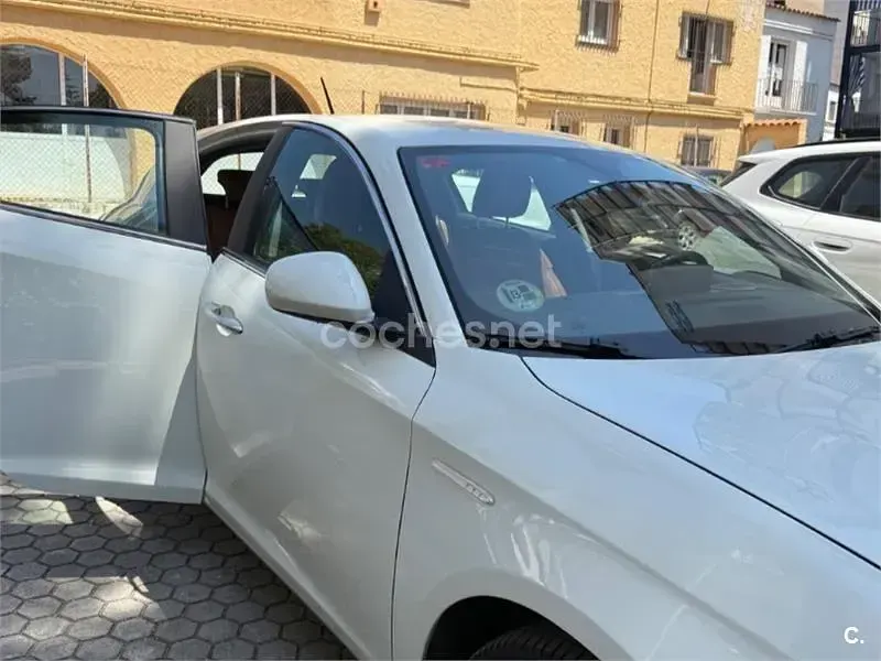 Usado Alfa Romeo Giulietta Distinctive 170 CV (125 kW) 2012 Blanco Utilitario