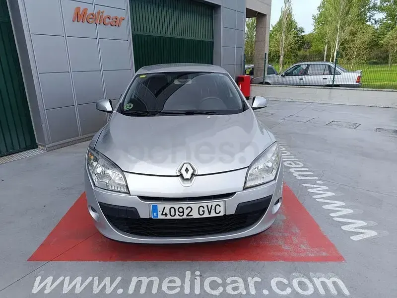 Usado Renault Mégane Dynamique 105 CV (77 kW) 2010 Gris / plata Berlina