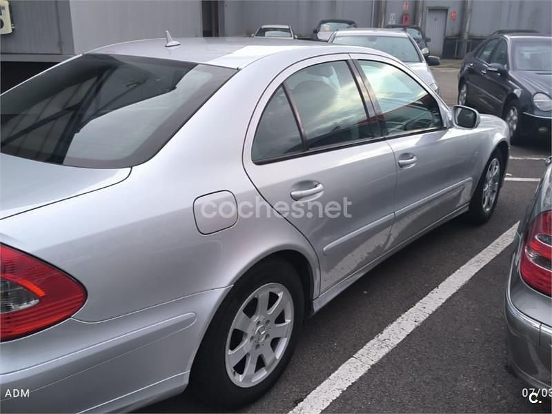 Usado Mercedes E220 Classic 150 CV (110 kW) 2007 Gris / plata Berlina
