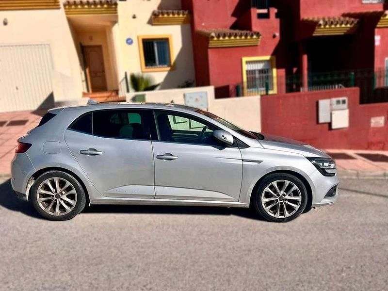 Usado Renault Mégane IV LIMITED 132 CV (97 kW) 2018 Gris Utilitario