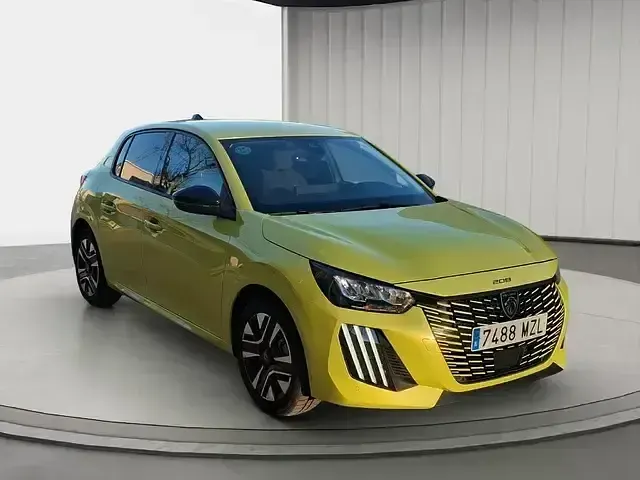 Usado Peugeot 208 Allure 102 CV (75 kW) 2025 Amarillo Utilitario