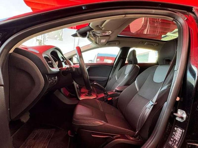 Usado Volvo V40 Momentum 120 CV (88 kW) 2015 Negro Familiar