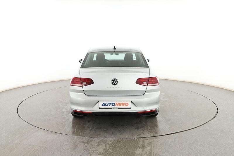 Usado VW Passat 150 CV (110 kW) 2021 Gris Berlina