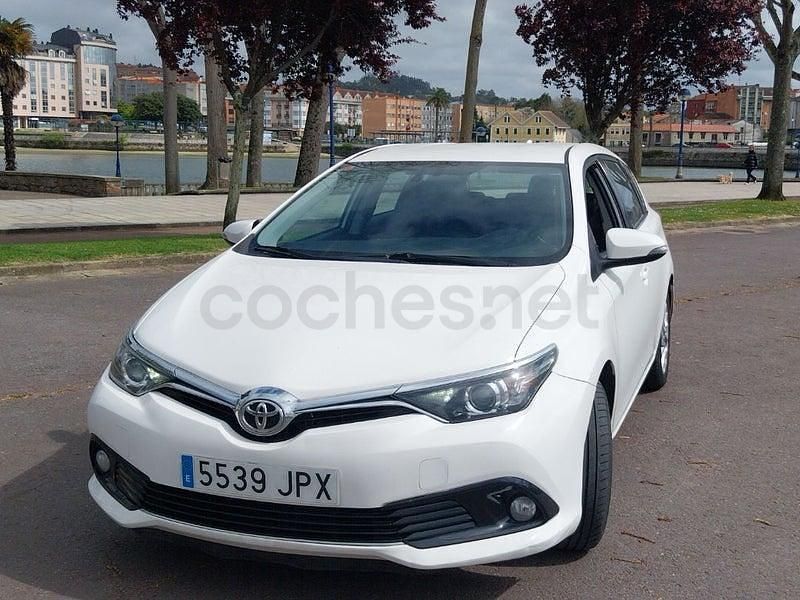 Usado Toyota Auris Business Edition 90 CV (66 kW) 2016 Blanco Berlina