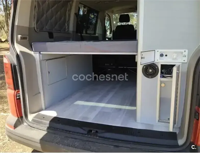 Usado VW Caravelle Trendline 102 CV (75 kW) 2016 Rojo Van