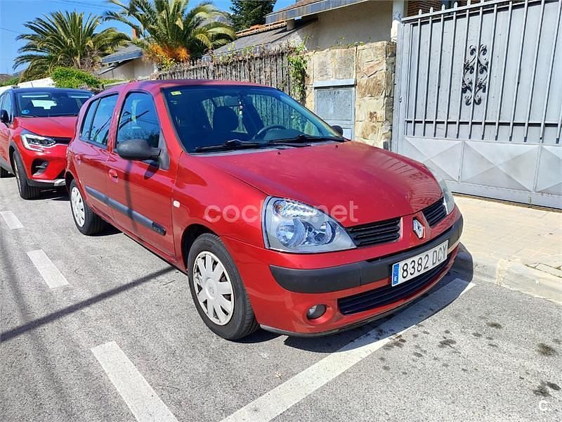 Usado Renault Clio II Expression 80 CV (58 kW) 2004 Granate Berlina