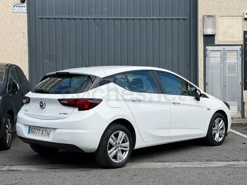 Usado Opel Astra Selective 110 CV (80 kW) 2019 Blanco Berlina