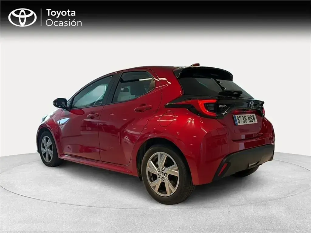 Usado Toyota Yaris Active 115 CV (84 kW) 2025 Rojo Utilitario