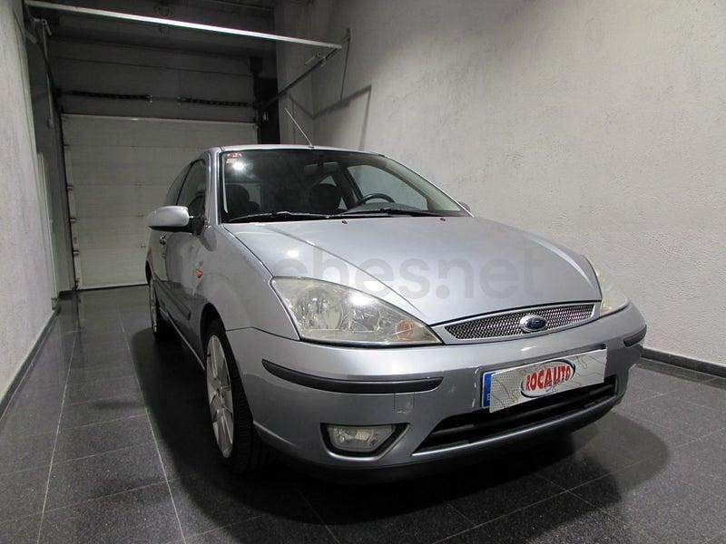 Usado Ford Focus Trend 115 CV (84 kW) 2004 Gris / plata Berlina