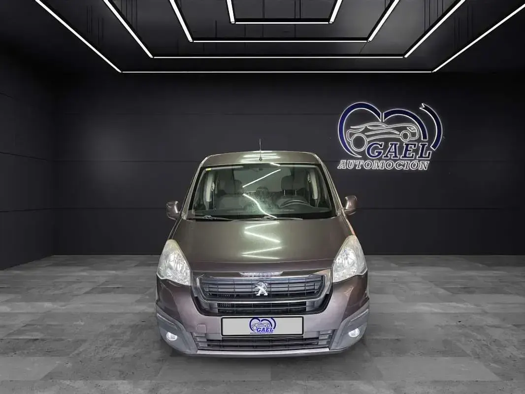 Usado Peugeot TePee Active 110 CV (80 kW) 2017 Marrón Van
