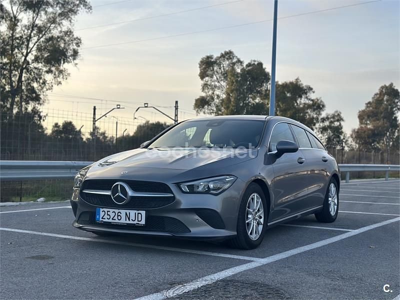 Usado Mercedes CLA200 Shooting Brake 150 CV (110 kW) 2021 Gris / plata Familiar