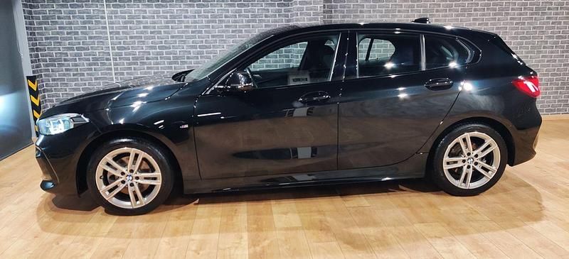 Usado BMW 118 M Sport 150 CV (110 kW) 2022 Negro Utilitario