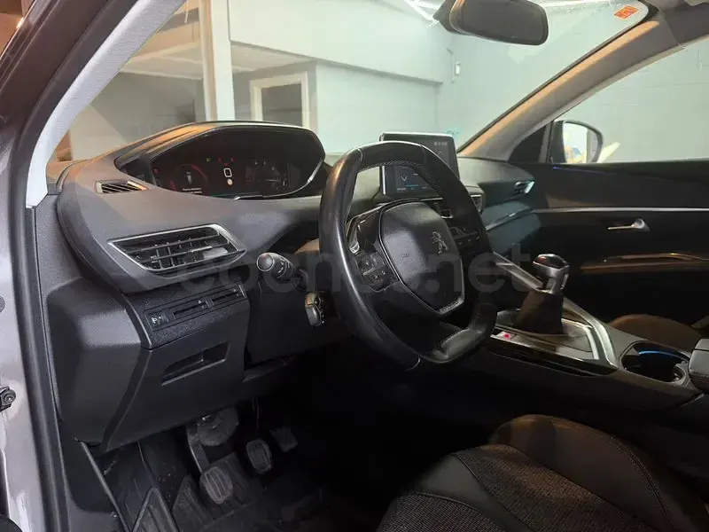 Usado Peugeot 5008 Allure 130 CV (95 kW) 2018 Gris / plata SUV