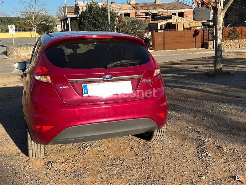 Usado Ford Fiesta Trend 90 CV (66 kW) 2010 Granate Berlina