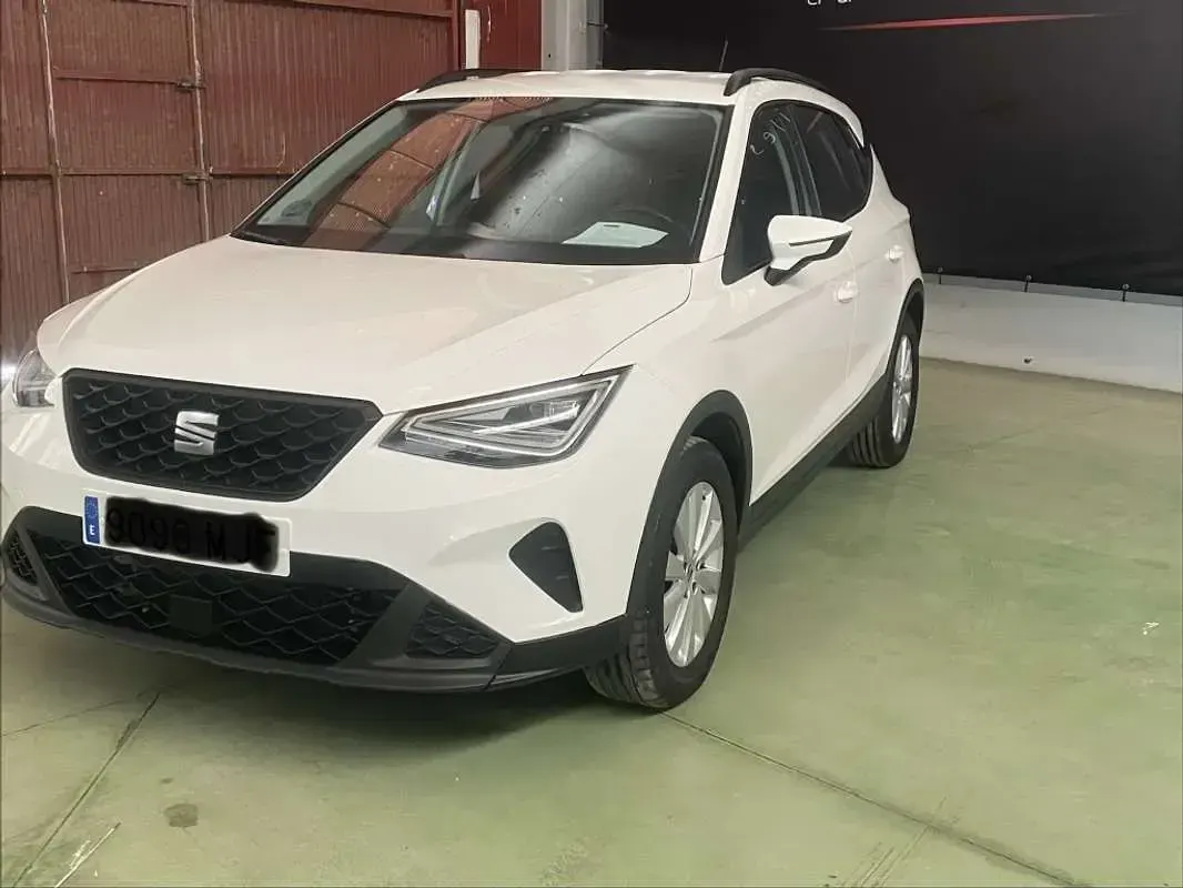 Usado Seat Arona Style 110 CV (80 kW) 2023 Blanco SUV
