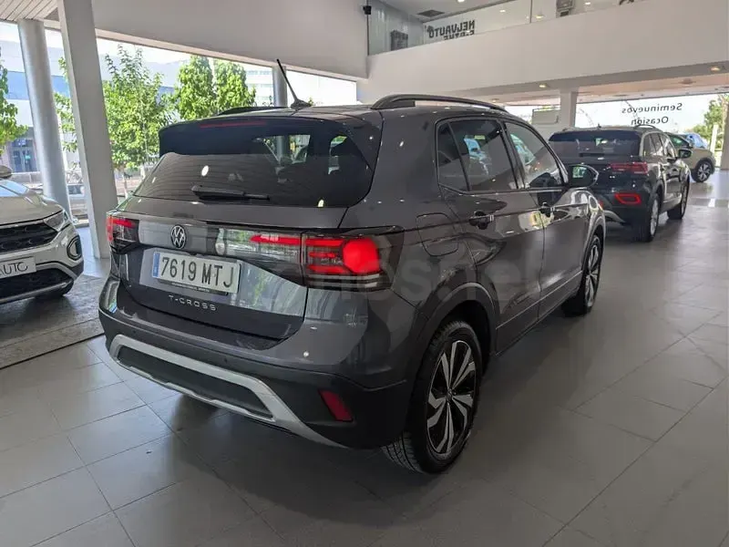 Usado VW T-Cross Life 116 CV (85 kW) 2024 Gris / plata SUV