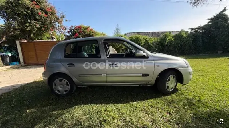 Usado Renault Clio II 75 CV (55 kW) 2005 Gris / plata Berlina