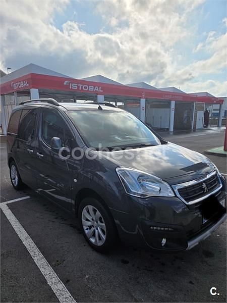 Usado Peugeot Partner Tepee Style 100 CV (73 kW) 2016 Gris / plata Monovolumen