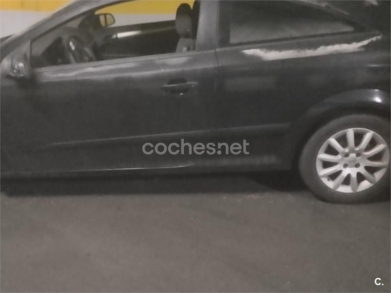 Usado Opel Astra GTC Enjoy 90 CV (66 kW) 2007 Negro Berlina