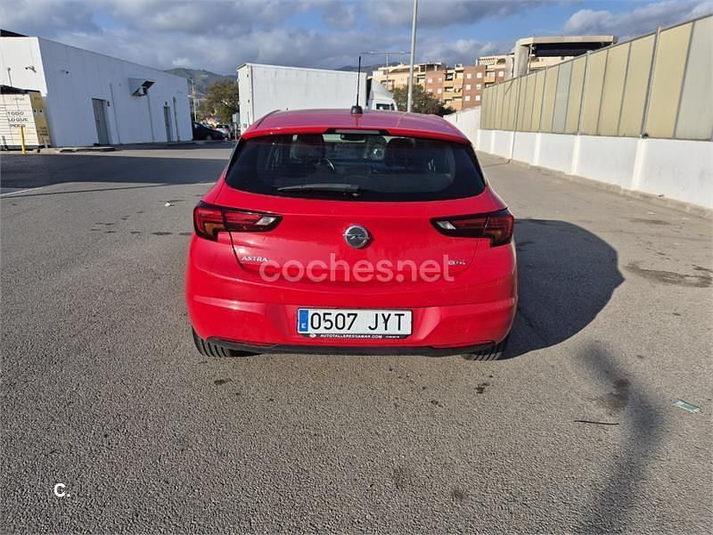 Usado Opel Astra Dynamic 110 CV (80 kW) 2017 Rojo Berlina