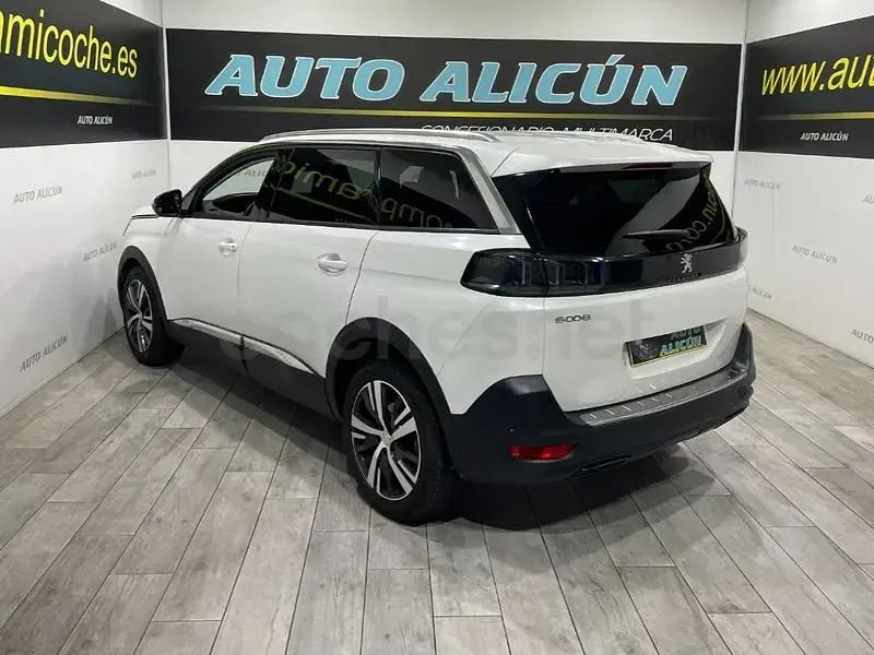 Usado Peugeot 5008 Allure 130 CV (95 kW) 2021 Blanco SUV