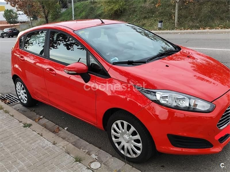 Rojo Usado 2013 Ford Fiesta Trend Berlina | 4850 € (Buen precio) - Imagen 1/4