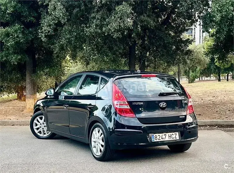 Usado Hyundai i30 Style 128 CV (94 kW) 2011 Negro Berlina