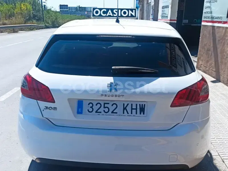 Usado Peugeot 308 Style 100 CV (73 kW) 2018 Blanco Berlina