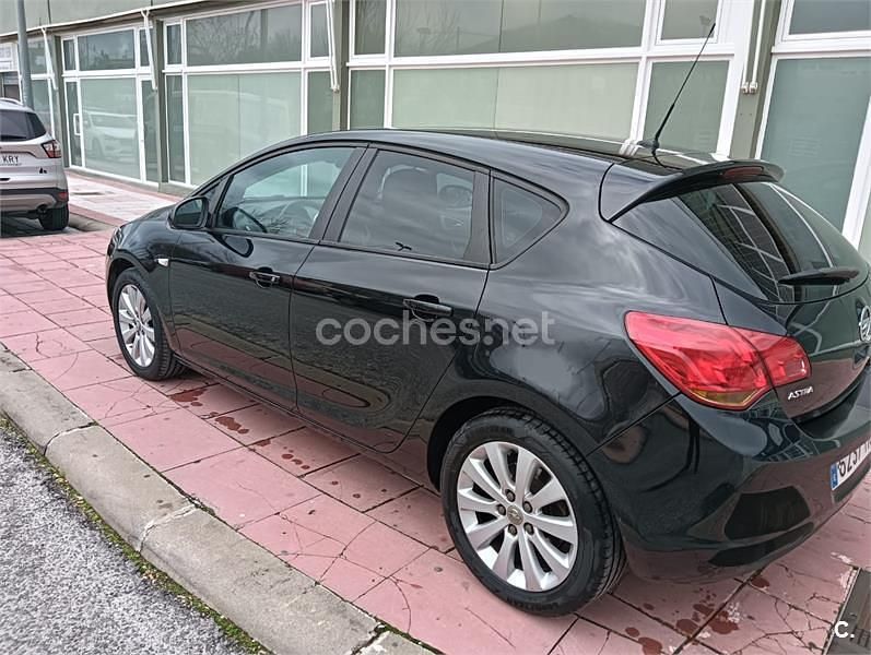 Usado Opel Astra Selective 110 CV (80 kW) 2012 Negro Berlina