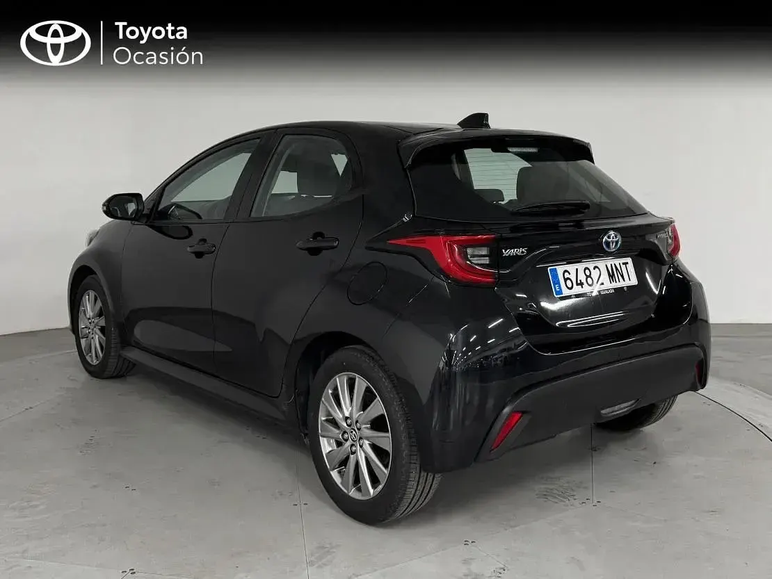 Usado Toyota Yaris Hybrid Active 116 CV (85 kW) 2024 Negro azabache Berlina