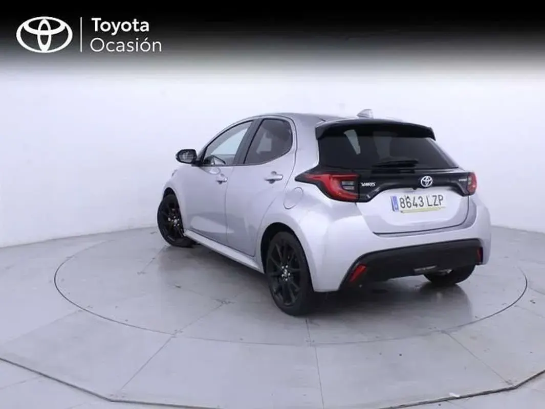 Usado Toyota Yaris Hybrid Style 116 CV (85 kW) 2022 Gris Berlina