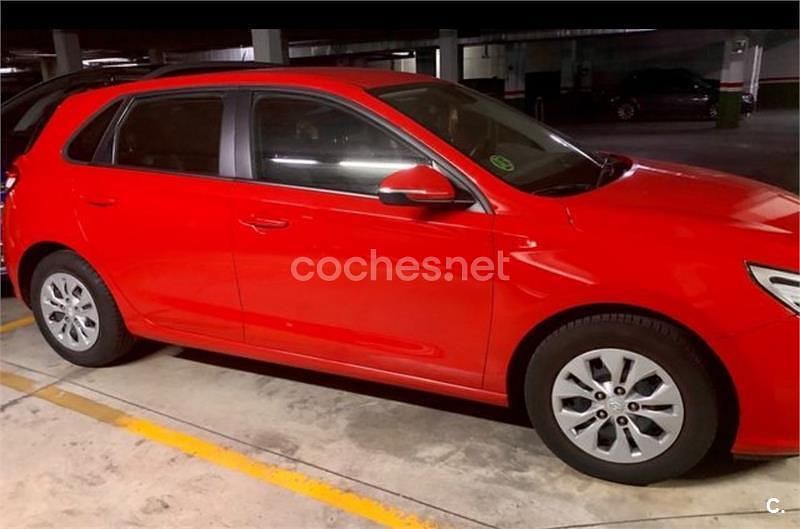 Usado Hyundai i30 120 CV (88 kW) 2017 Rojo Berlina