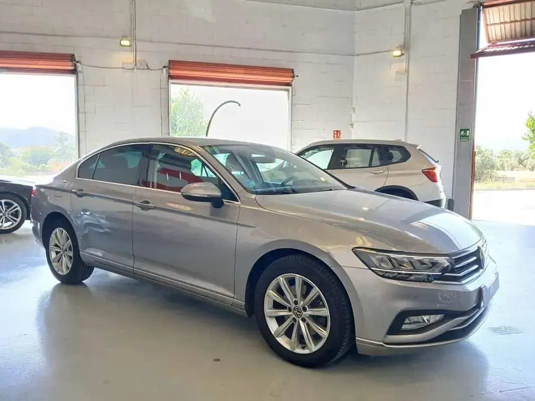 Usado VW Passat Executive 150 CV (110 kW) 2022 Plateado Familiar