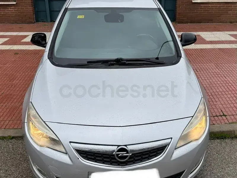 Usado Opel Astra Enjoy 110 CV (80 kW) 2011 Gris / plata Berlina