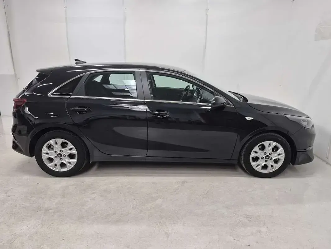 Usado Kia Ceed 120 CV (88 kW) 2023 Negro Utilitario