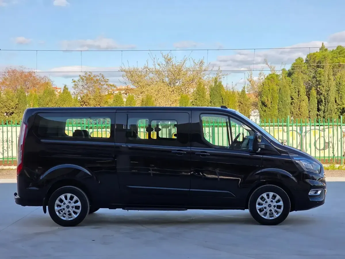 Usado Ford Tourneo Custom Trend 130 CV (95 kW) 2020 Negro Van