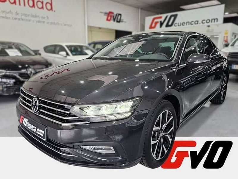 Gris Usado 2022 VW Passat Executive Berlina | 22.900 € (Precio justo) - Imagen 1/4