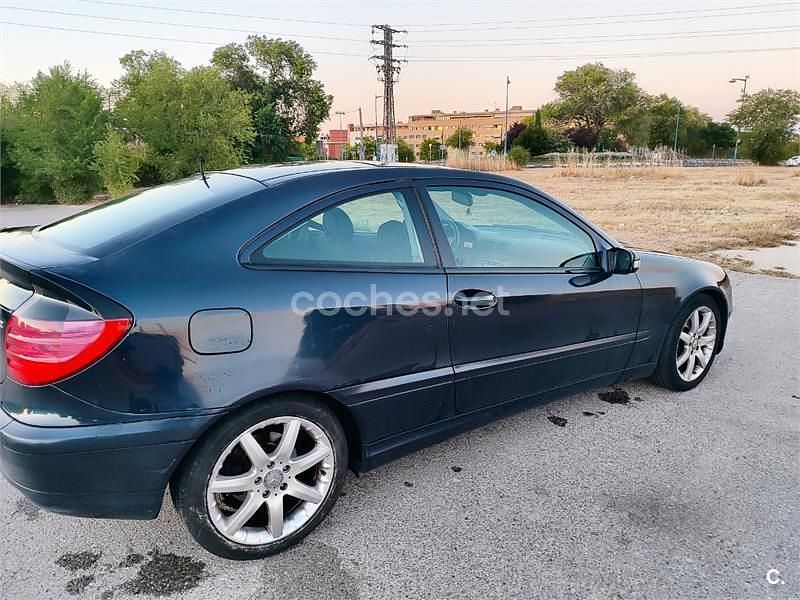 Usado Mercedes C200 163 CV (119 kW) 2001 Azul Berlina